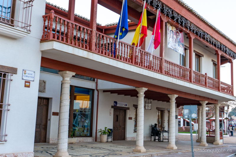 Ayuntamiento y escultura de Cervantes de Puerto Lápice - Ruta del Quijote