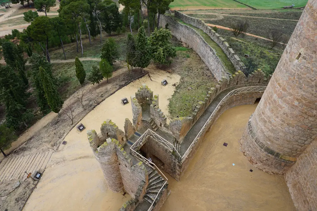 Barrera artillera y murallas del Castillo de Belmonte vistas desde una torre