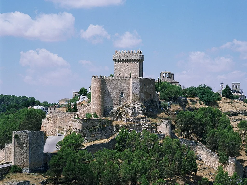 El castillo de Alarcón con sus murallas y torres