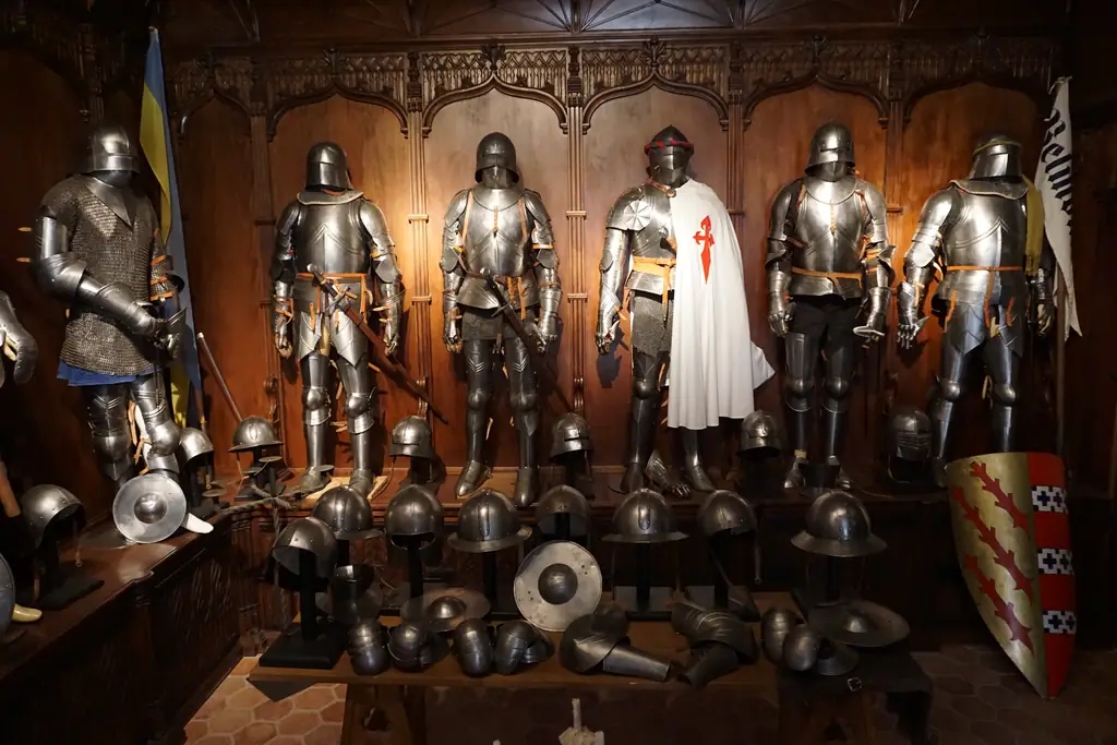Armaduras y cascos en la armería del siglo XV del Castillo de Belmonte