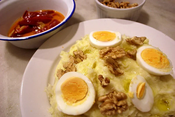 Plato de atascaburras con nueces y huevo cocido