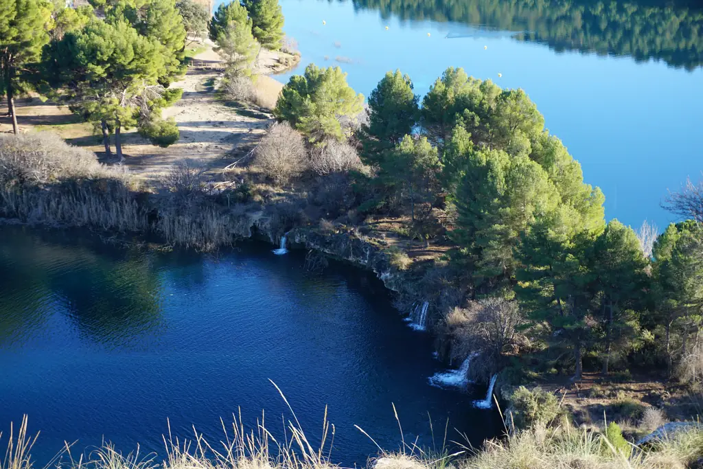 Barrera de toba con pequeñas cascadas entre lagunas, en el Parque Natural de las Lagunas de Ruidera