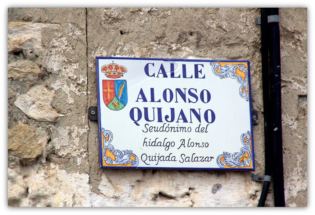 Placa de azulejo de la calle Alonso Quijano en Esquivias