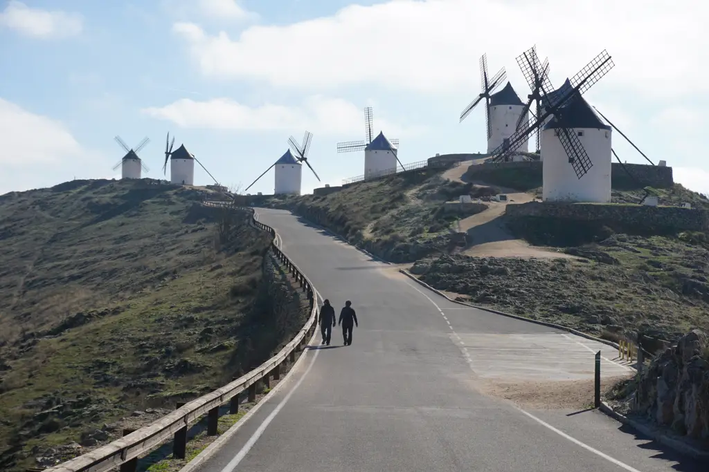 Carretera que recorre la cresta del Cerro Calderico entre la hilera de molinos de Consuegra