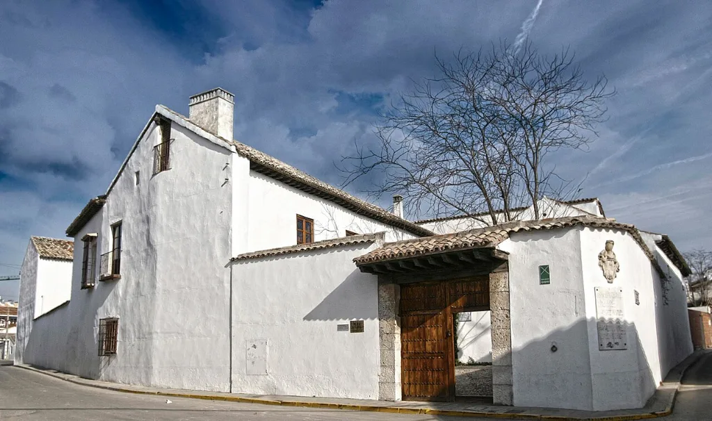 Fachada blanca de la Casa Museo de Cervantes en Esquivias