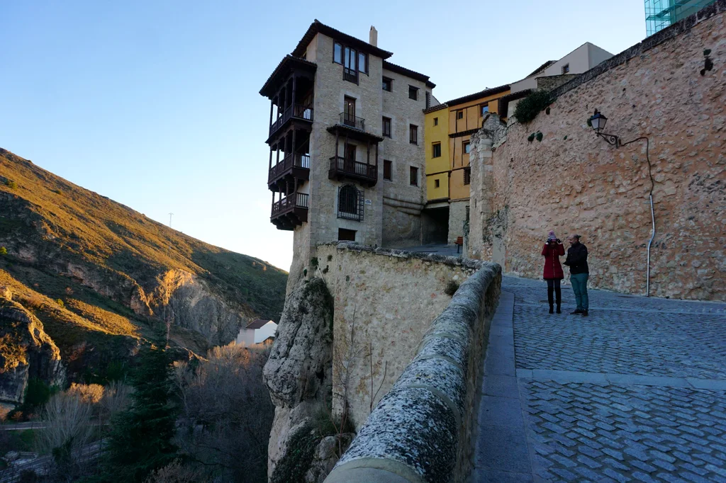 Las Casas Colgadas de Cuenca con sus balcones de madera sobre la hoz del Huécar