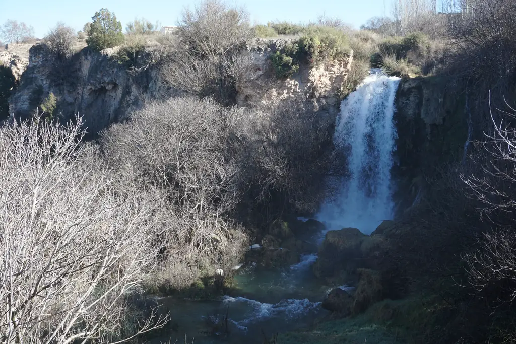 Cascada de El Hundimiento, de unos 15 metros, en Ruidera
