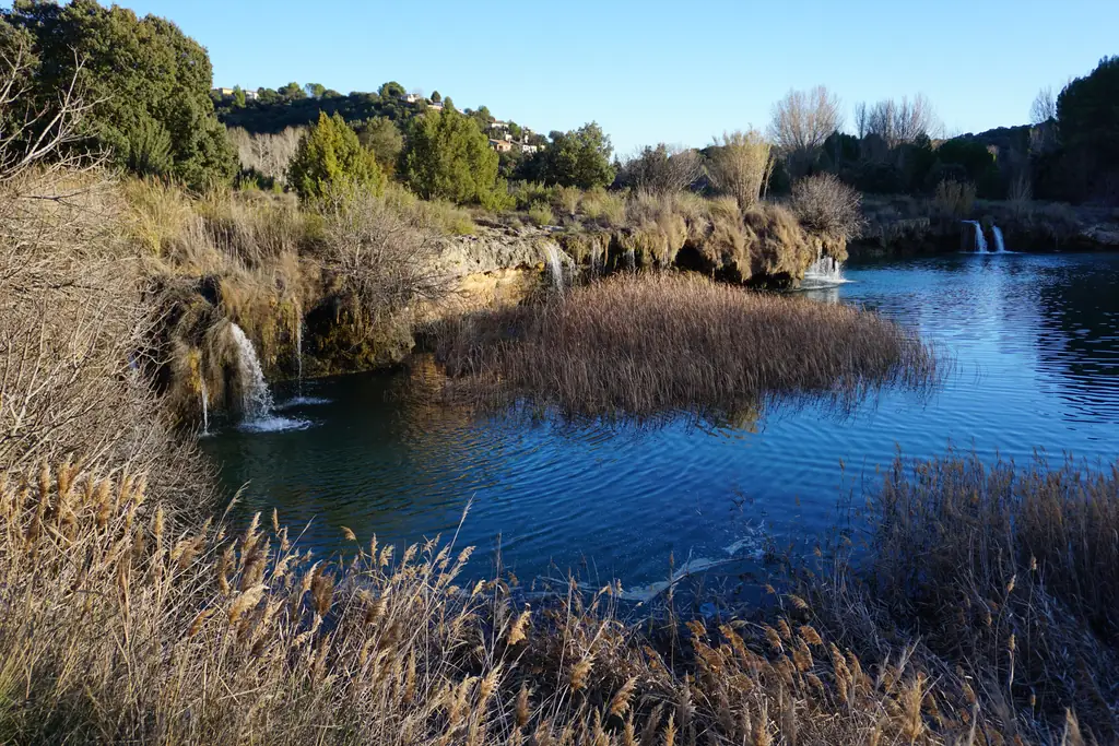 El agua cae en cascadas sobre una barrera de toba en las Lagunas de Ruidera