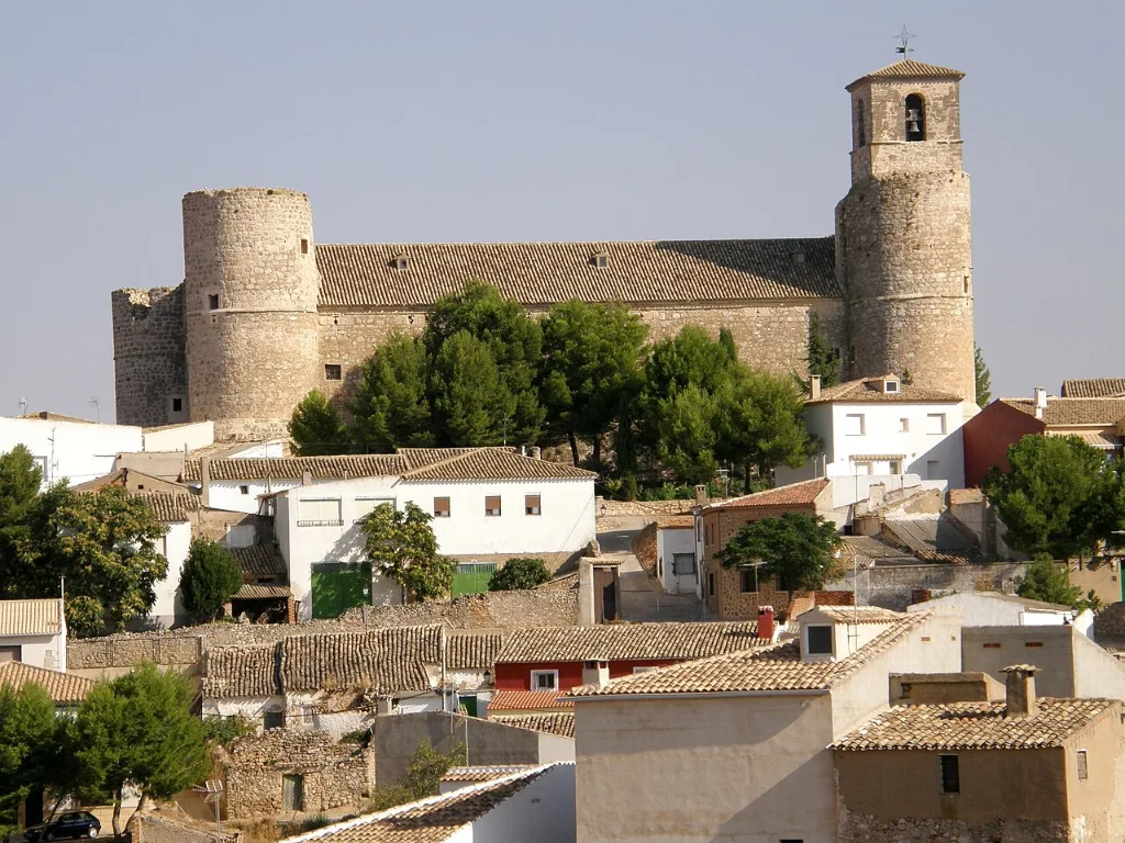 El castillo de Garcimuñoz sobre los tejados del pueblo