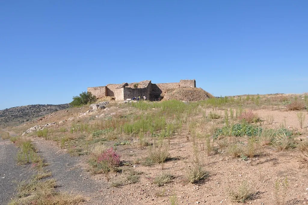 Restos del castillo de Alarcos sobre el cerro, junto a Ciudad Real