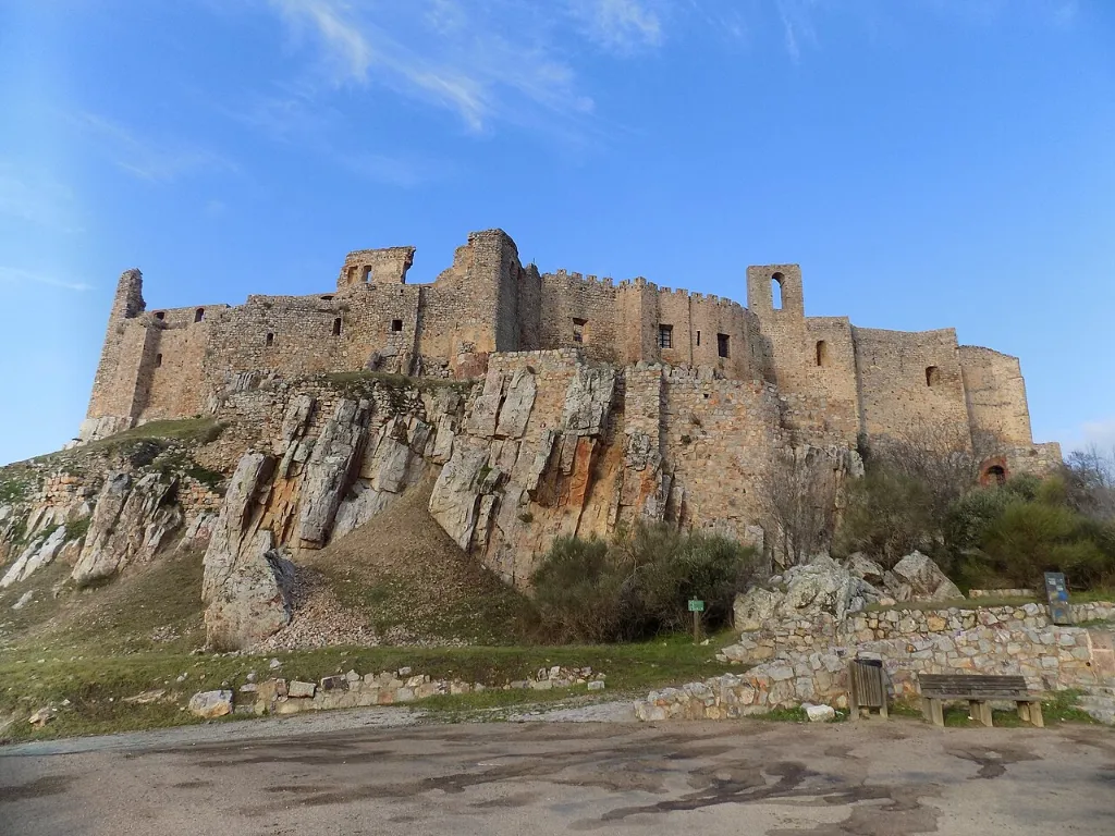 Castillo de Calatrava la Nueva sobre su cerro rocoso, con las murallas y la torre del homenaje