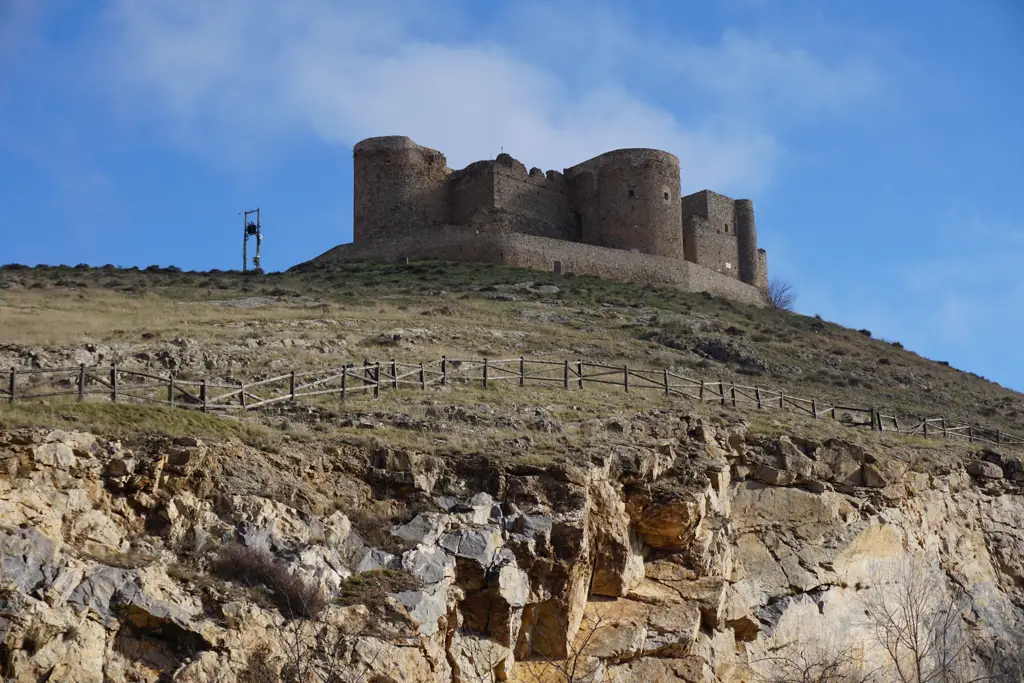 Castillo de La Muela de Consuegra sobre la cresta rocosa del Cerro Calderico, visto desde la ladera