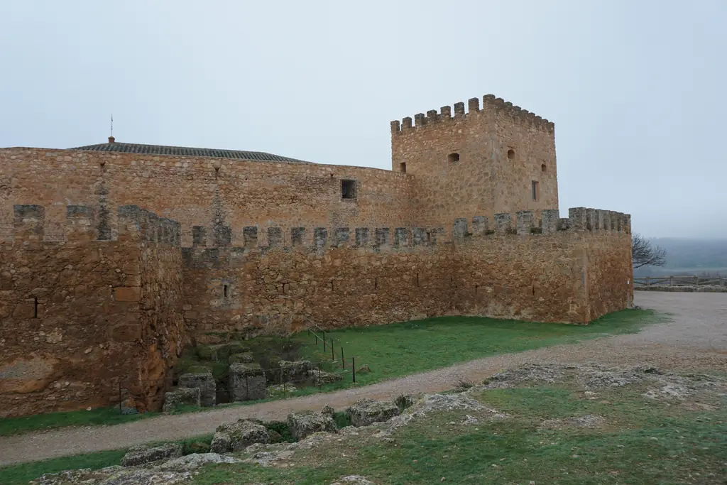 Castillo de Peñarroya, junto al embalse del mismo nombre, en las Lagunas de Ruidera