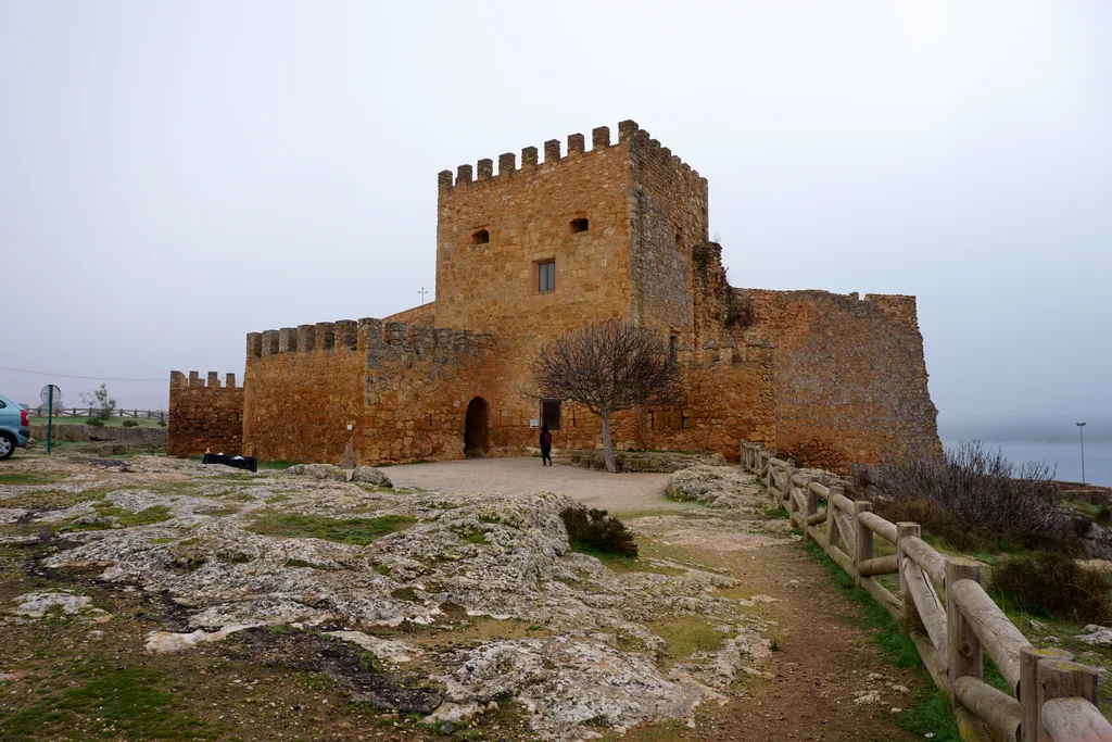 Torre del homenaje y murallas del castillo de Peñarroya sobre la roca, con la pasarela de acceso