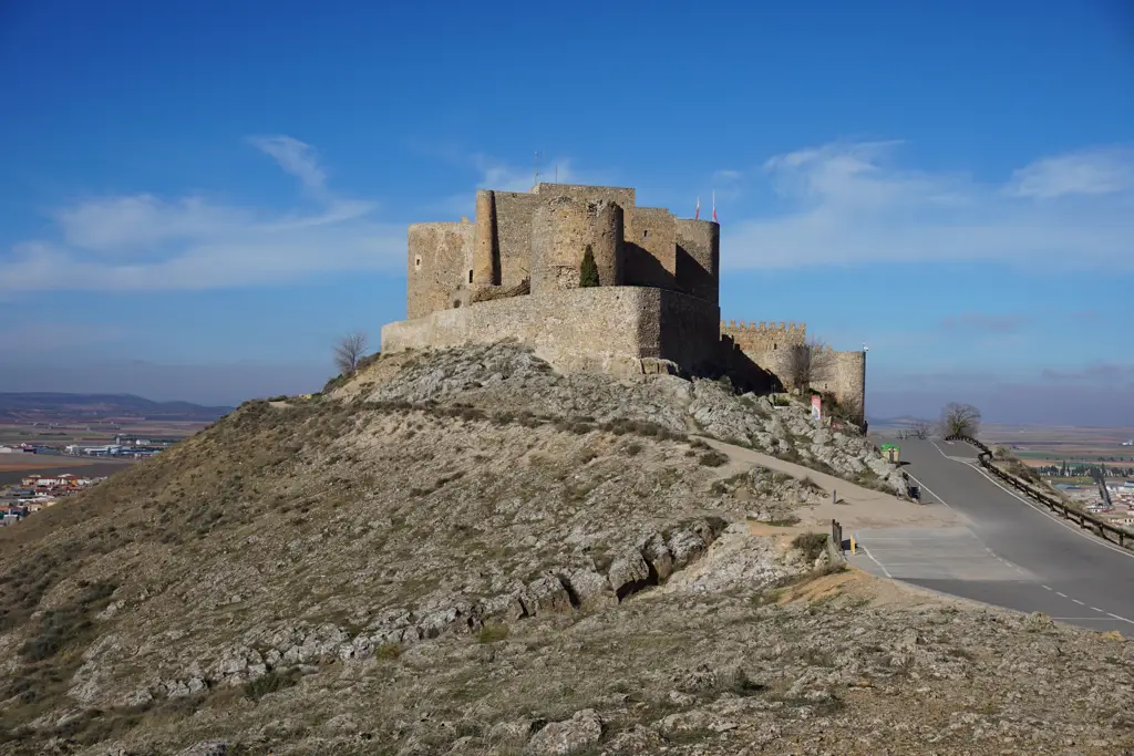 Castillo de La Muela en lo alto del cerro, con la carretera de acceso a su derecha