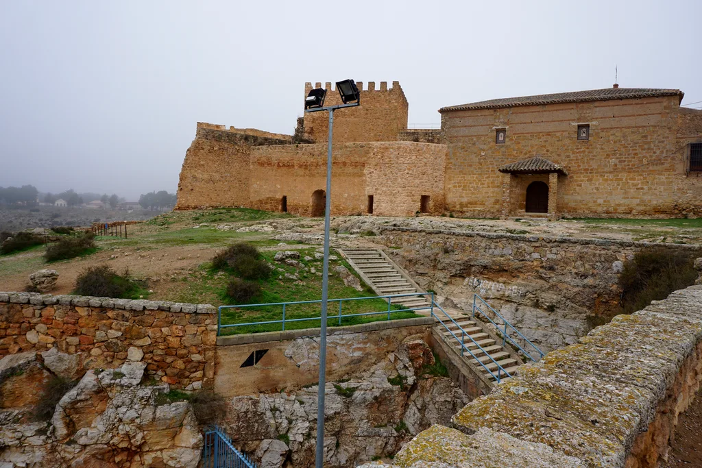 Vista del castillo de Peñarroya con la torre del homenaje y el edificio del santuario adosado
