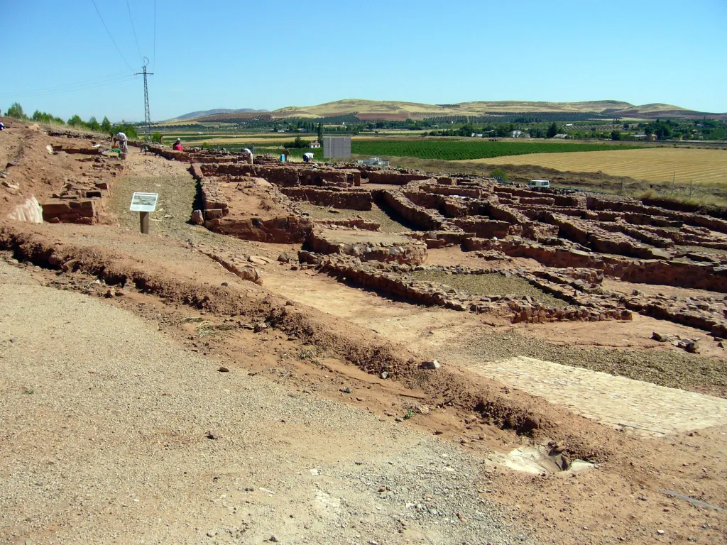 Restos excavados de la ciudad ibérica del Cerro de las Cabezas, en Valdepeñas