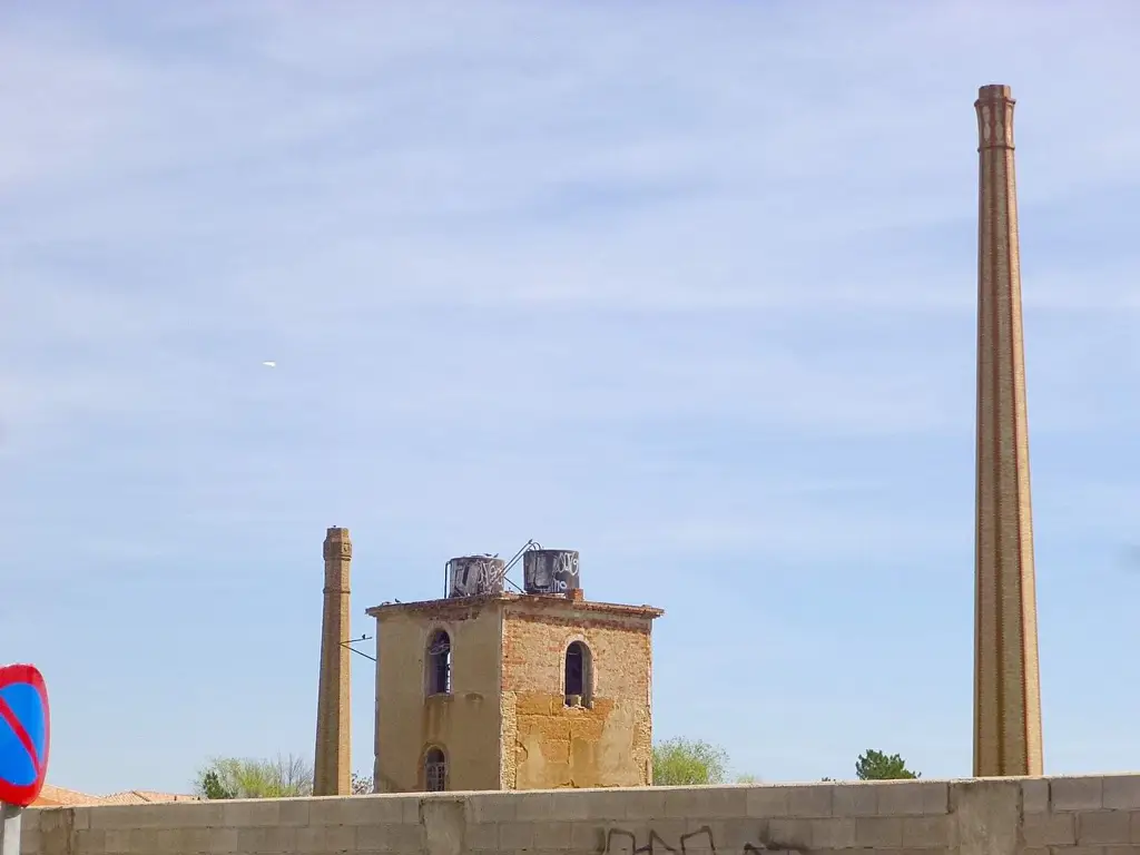 Chimeneas de ladrillo de antiguas fábricas de alcohol de Tomelloso
