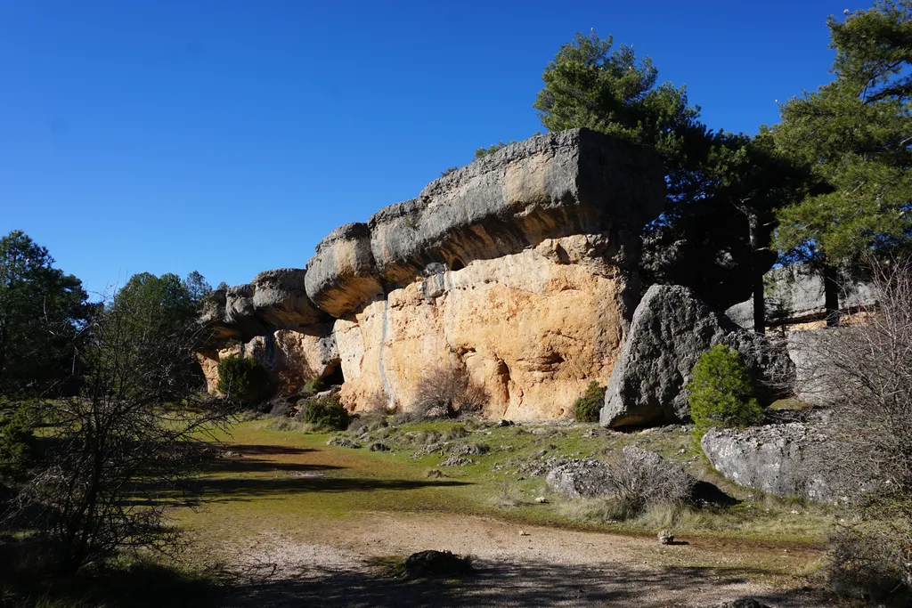 Formación rocosa de Los Barcos en la Ciudad Encantada de Cuenca, con grandes bloques alargados de roca caliza entre pinos