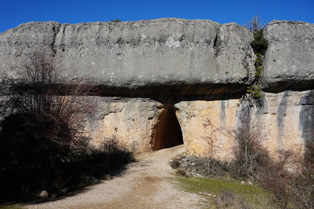 Gran bloque de roca caliza con la base horadada por la erosión en la Ciudad Encantada de Cuenca