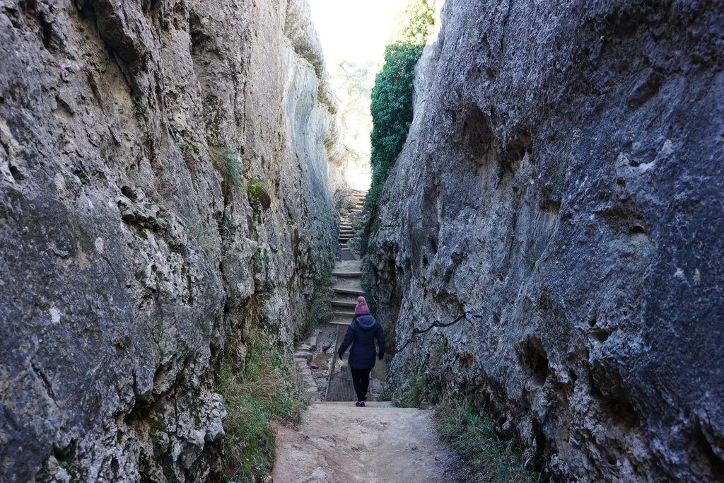 Paso estrecho con escalones entre dos altas paredes de roca en la Ciudad Encantada de Cuenca