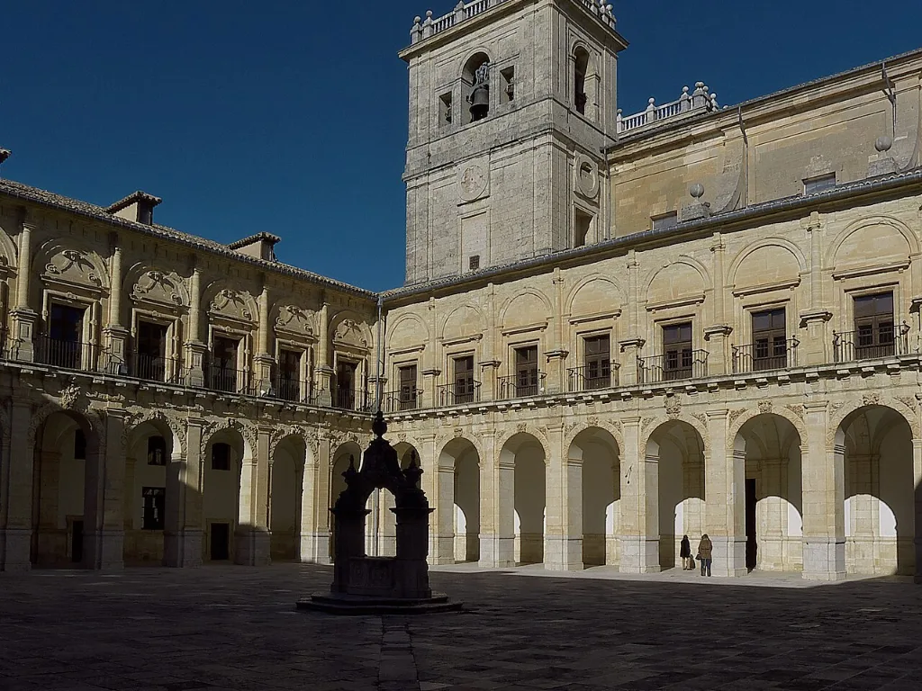 Claustro de dos pisos del Monasterio de Uclés con arcos de medio punto y el pozo barroco en el centro