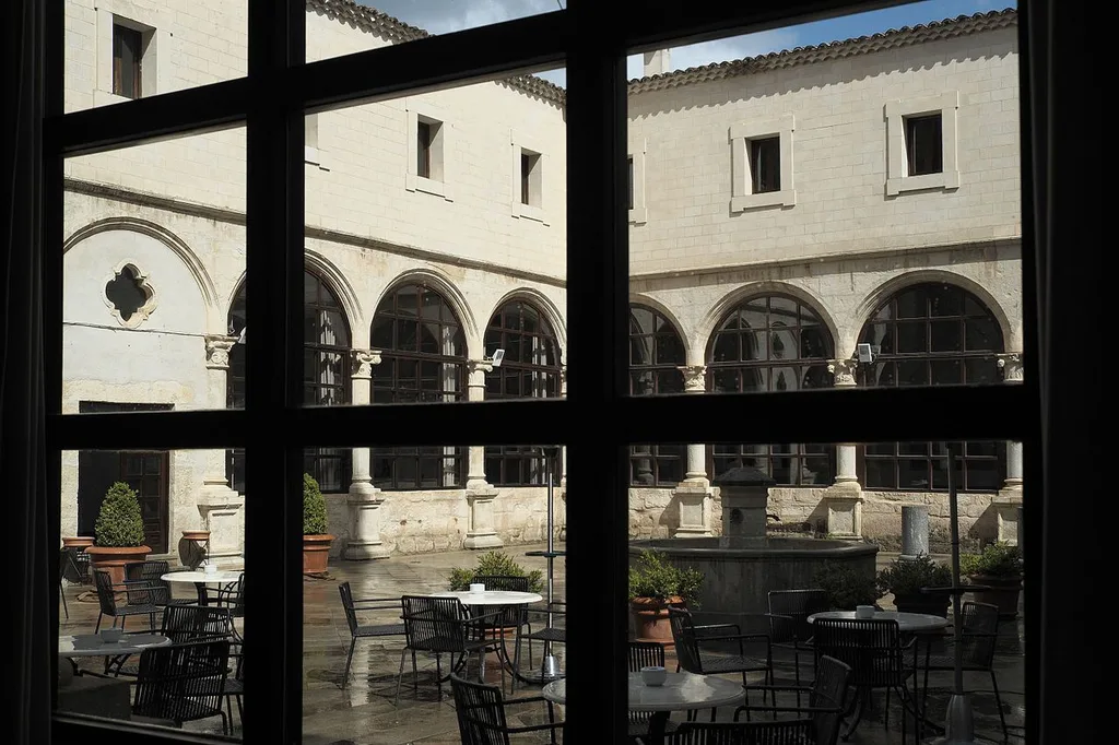 Claustro acristalado del Parador de Cuenca