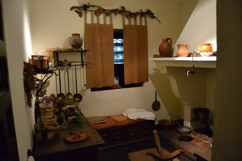 Cocina recreada del siglo XVI con chimenea y utensilios en la Casa Natal de Cervantes