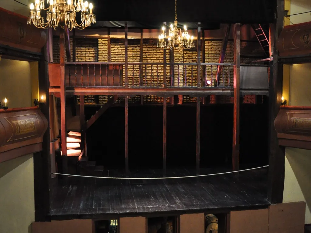 Interior del Corral de Comedias de Alcalá de Henares con sus galerías de madera