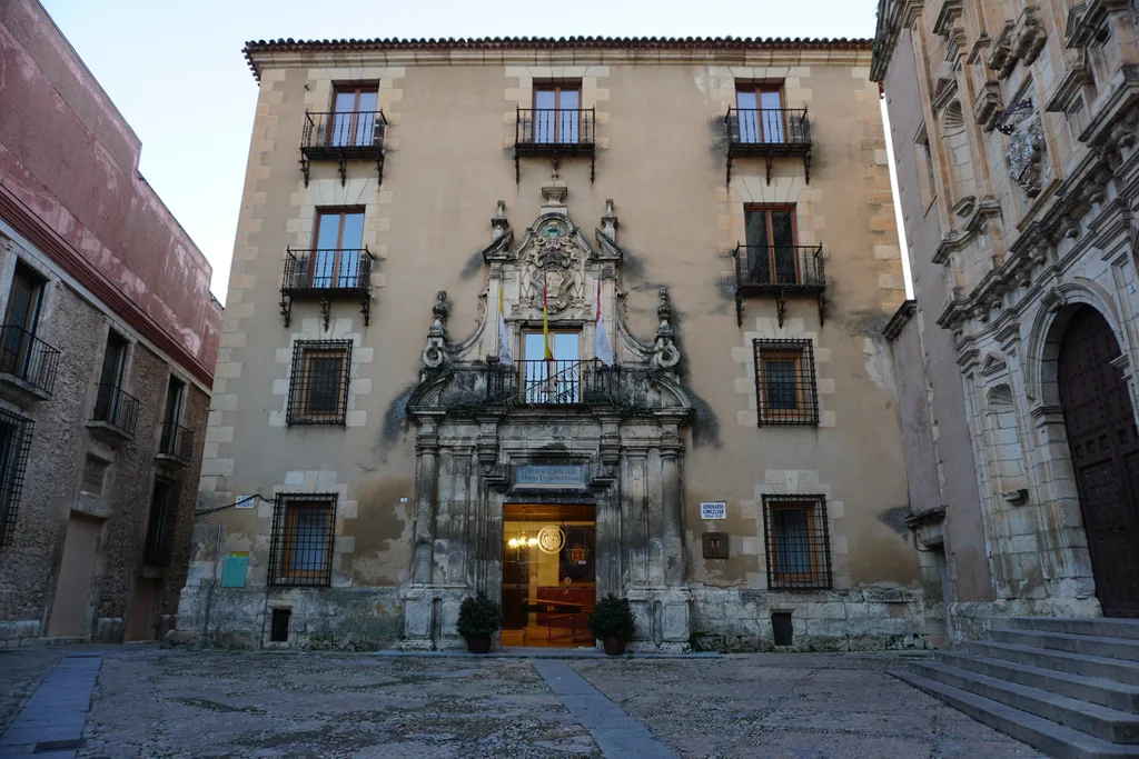 Fachada del Palacio Episcopal de Cuenca, junto a la catedral
