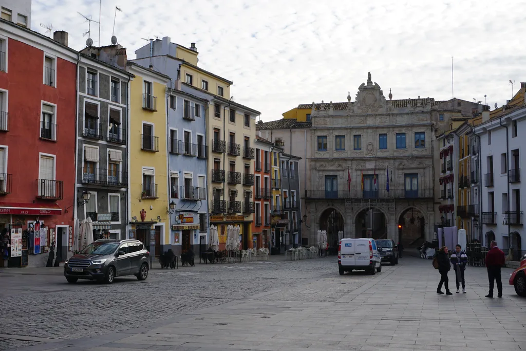 Plaza Mayor de Cuenca con casas de colores y los arcos del Ayuntamiento al fondo