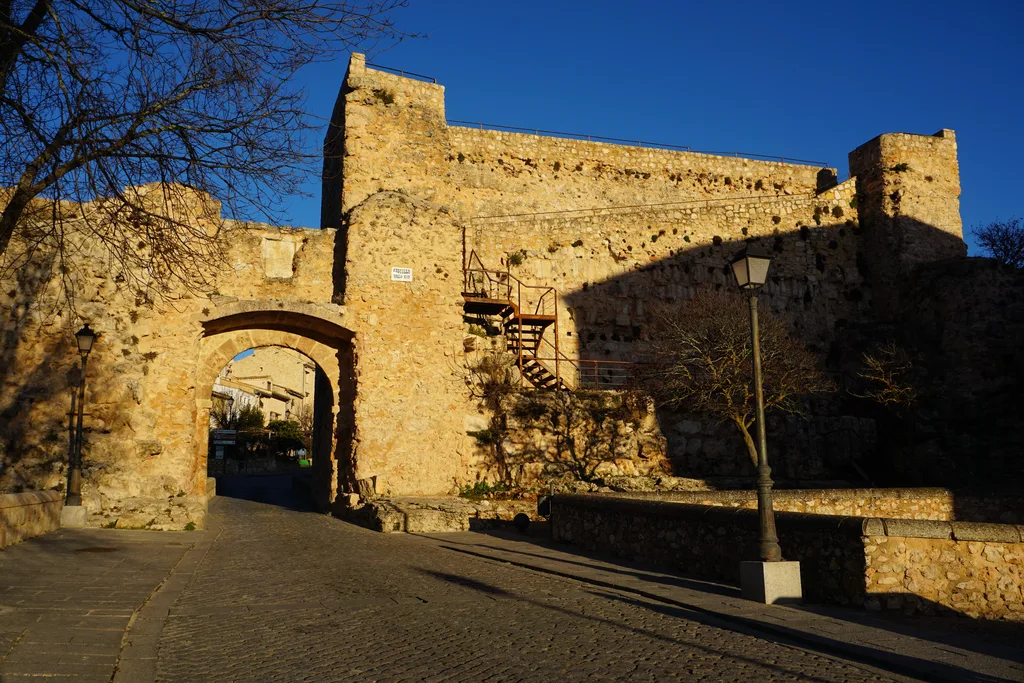 Puerta de la muralla y restos del castillo en lo alto del casco antiguo de Cuenca