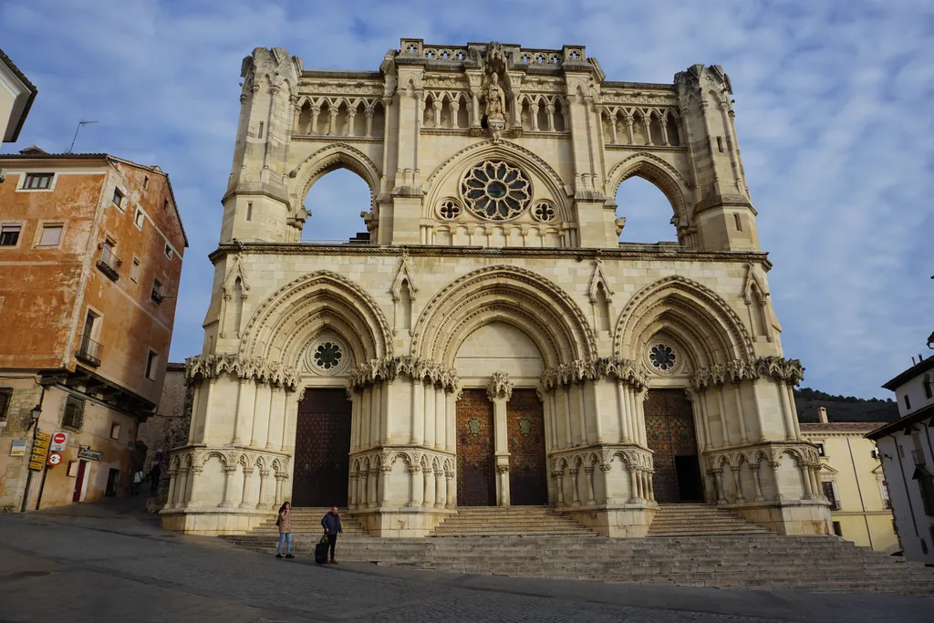 Fachada neogótica de la catedral de Cuenca en la Plaza Mayor