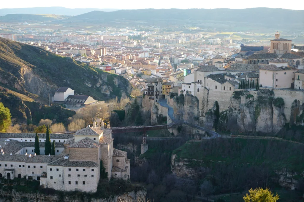 El Parador de Cuenca, el puente de San Pablo y el casco antiguo con las Casas Colgadas al otro lado de la hoz