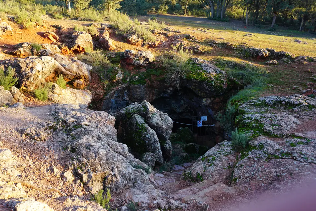 Entrada de la Cueva de Montesinos, en Ossa de Montiel