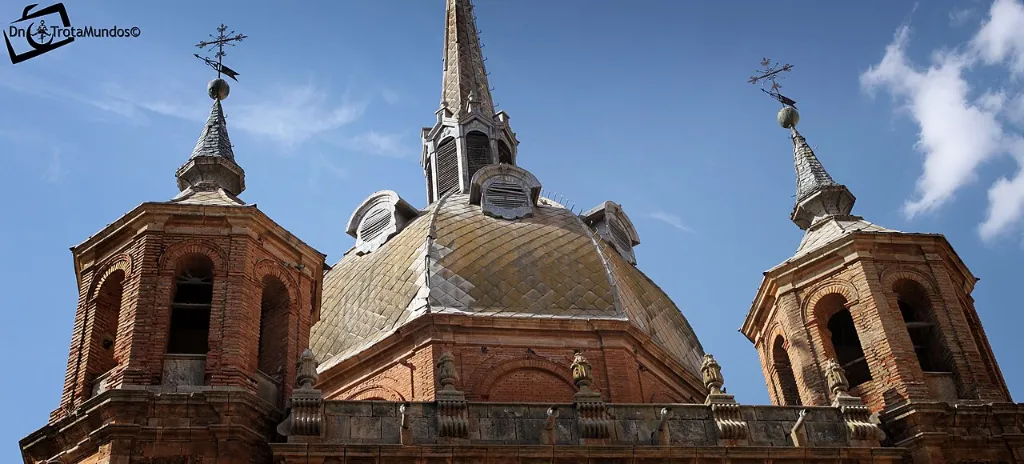 Cúpula de pizarra y torres con chapiteles de la iglesia del Cristo del Valle en San Carlos del Valle