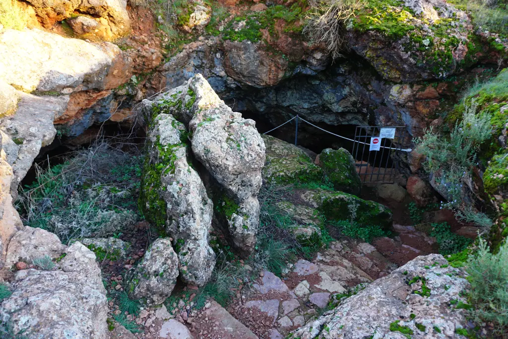 Entrada a la Cueva de Montesinos con la verja de acceso al fondo de la sima