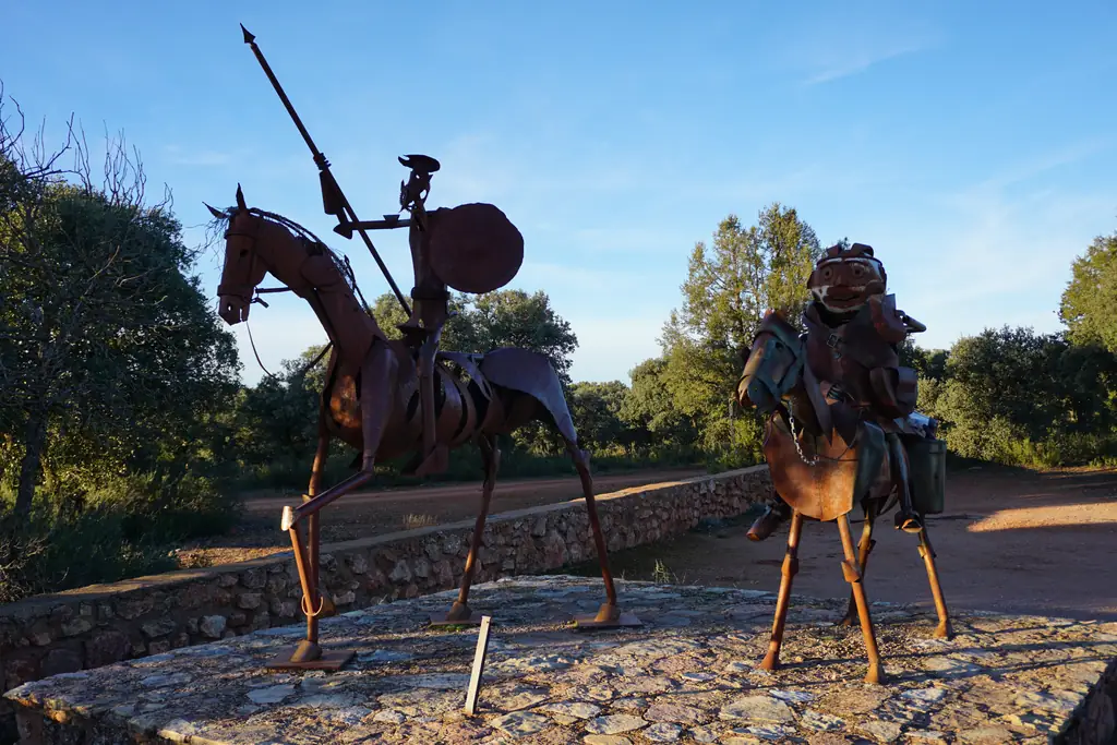 Esculturas de hierro de don Quijote y Sancho Panza junto a la Cueva de Montesinos