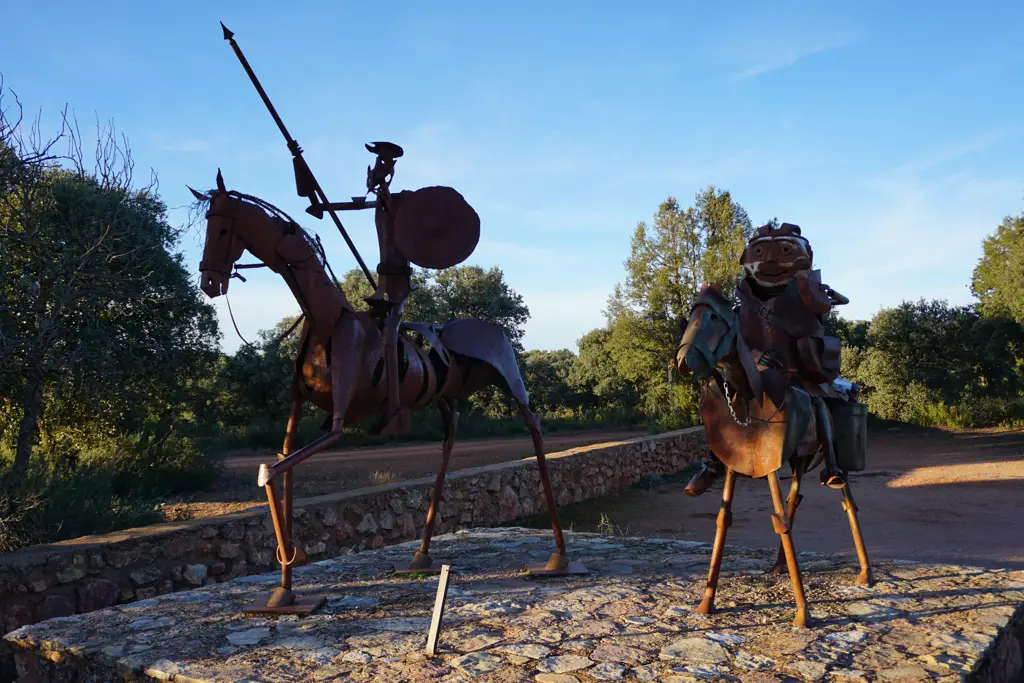 Esculturas de hierro de Don Quijote a caballo y Sancho Panza en su asno junto a la Cueva de Montesinos