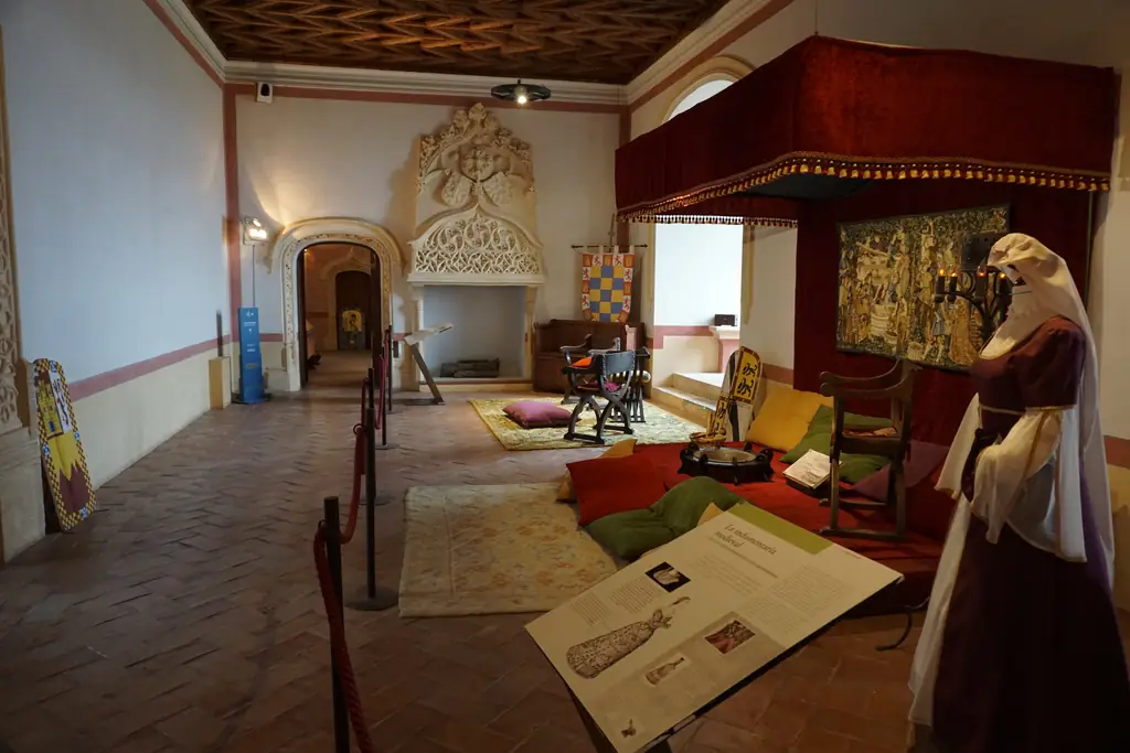 Sala medieval ambientada con cama con dosel en el Castillo de Belmonte