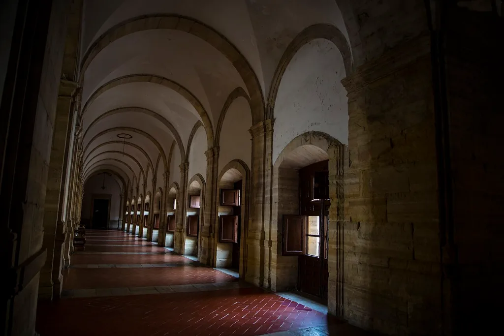 Galería abovedada del claustro del Monasterio de Uclés con suelo de baldosas