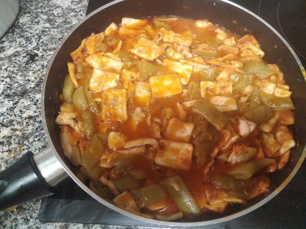 Sartén de gazpacho manchego con trozos de torta cenceña y carne guisada