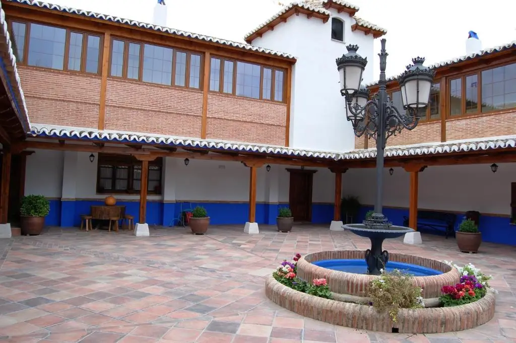 Patio con fuente del Hotel El Cortijo de Daimiel