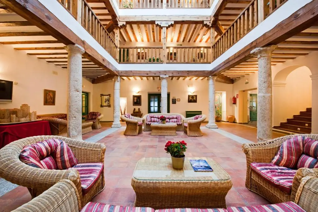 Patio interior con galerías de madera del Hotel Palacio Buenavista, en Belmonte
