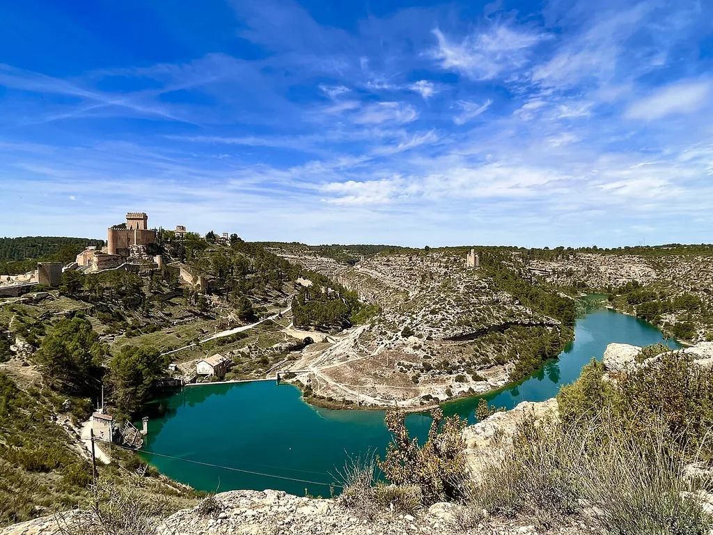 Hoz del río Júcar en Alarcón con el castillo al fondo