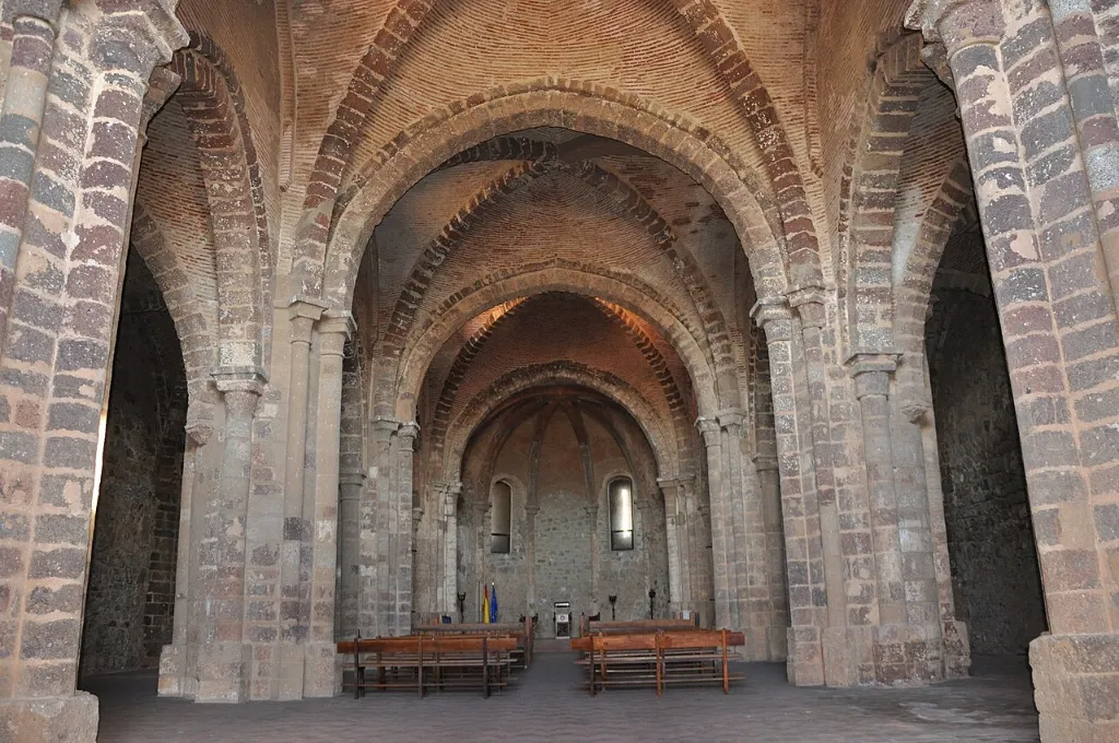 Interior de la iglesia de Calatrava la Nueva con sus tres naves y bóvedas de crucería