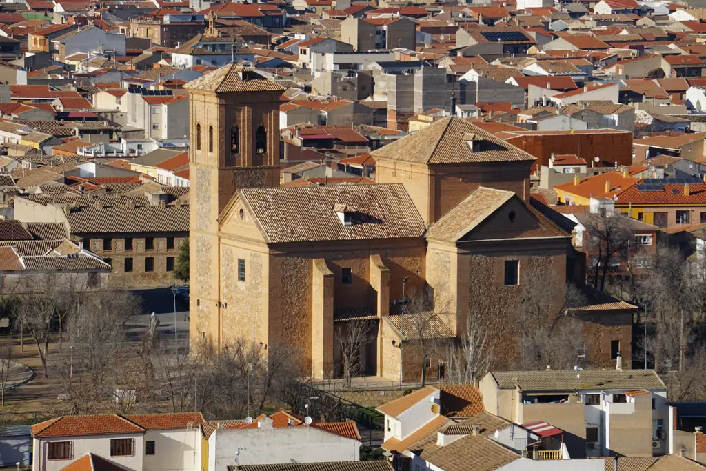 Iglesia de San Juan Bautista y los tejados de Consuegra vistos desde el Cerro Calderico