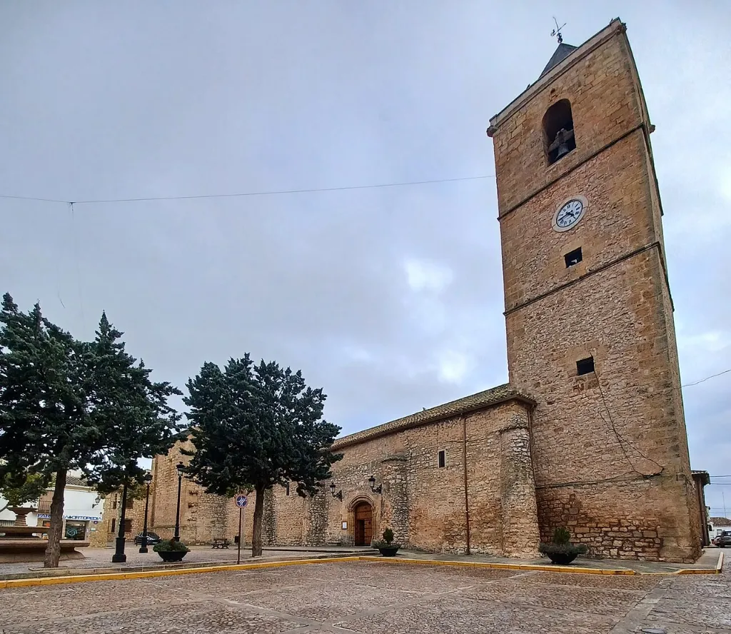 Iglesia de San Sebastián de Munera con su torre de ladrillo y la plaza delante