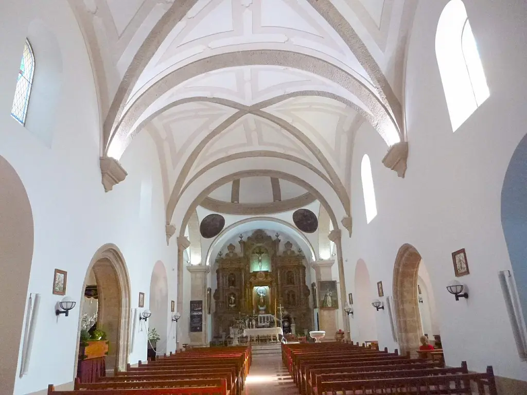 Interior blanco de la iglesia de la Asunción de Nuestra Señora de Tomelloso con su retablo dorado