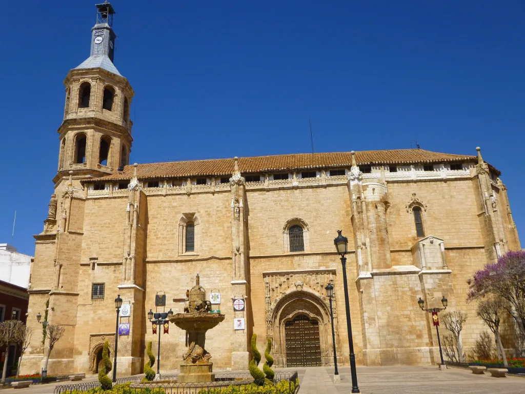Iglesia de Nuestra Señora de la Asunción de Valdepeñas, de piedra, con su torre